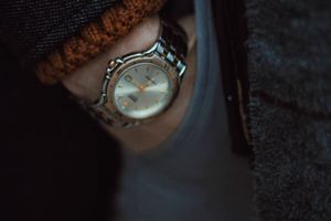 Як вкоротити металевий браслет годинника вдома: проста інструкція фото